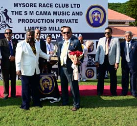 Soli Cama presenting the S M Cama Music and Production Pvt Ltd Million Cup to Chaduranga Kantharaj Urs after Gold Ride, the horse he jointly owned,  won this event at Mysore on Thursday.